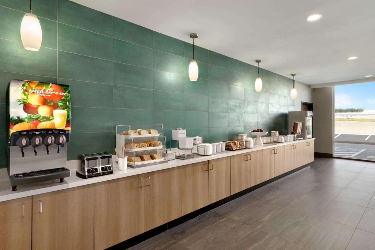 La Quinta Inn & Suites By Wyndham San Antonio Seaworld Lafb מראה חיצוני תמונה