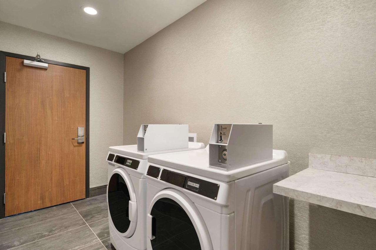 La Quinta Inn & Suites By Wyndham San Antonio Seaworld Lafb מראה חיצוני תמונה