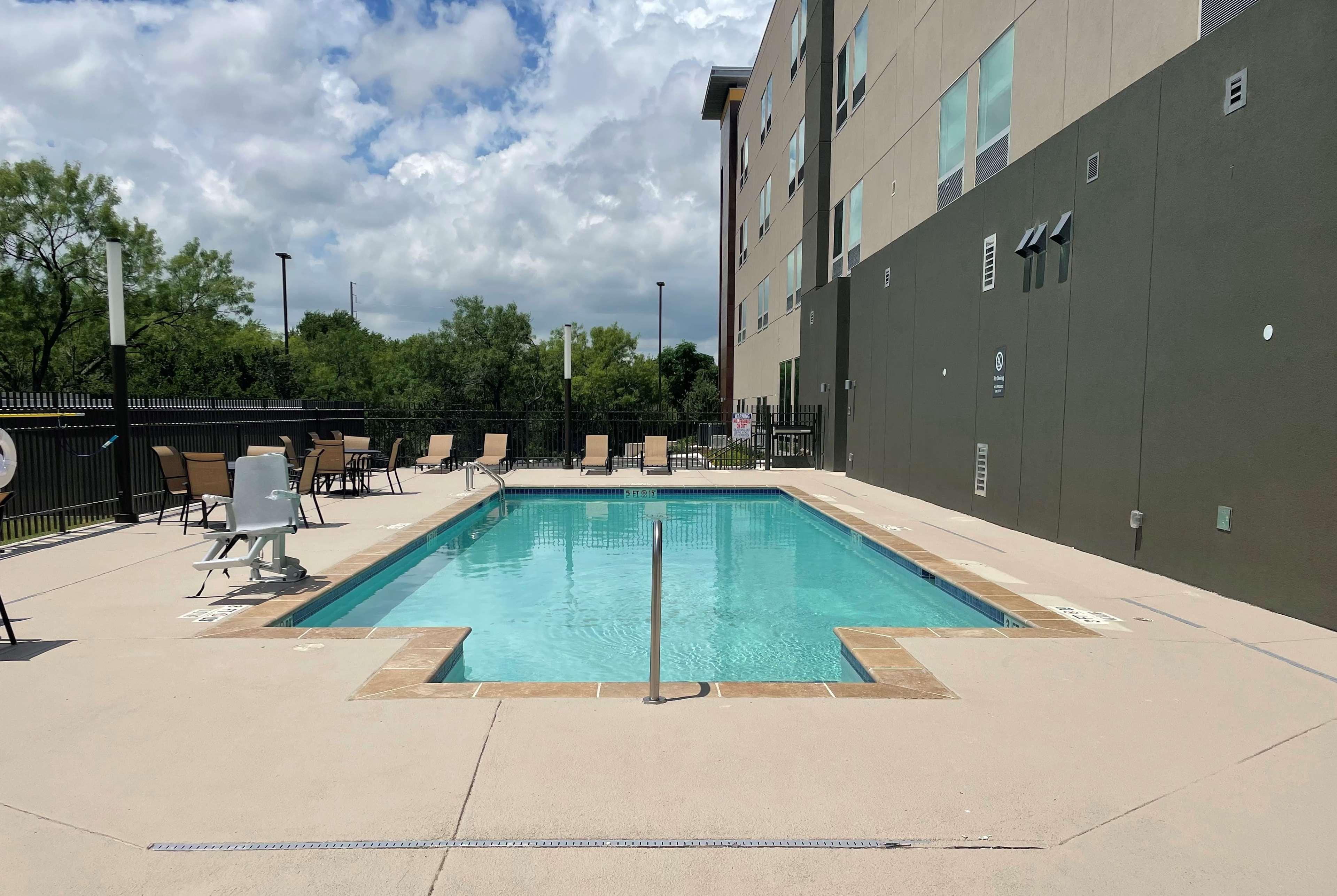 La Quinta Inn & Suites By Wyndham San Antonio Seaworld Lafb מראה חיצוני תמונה