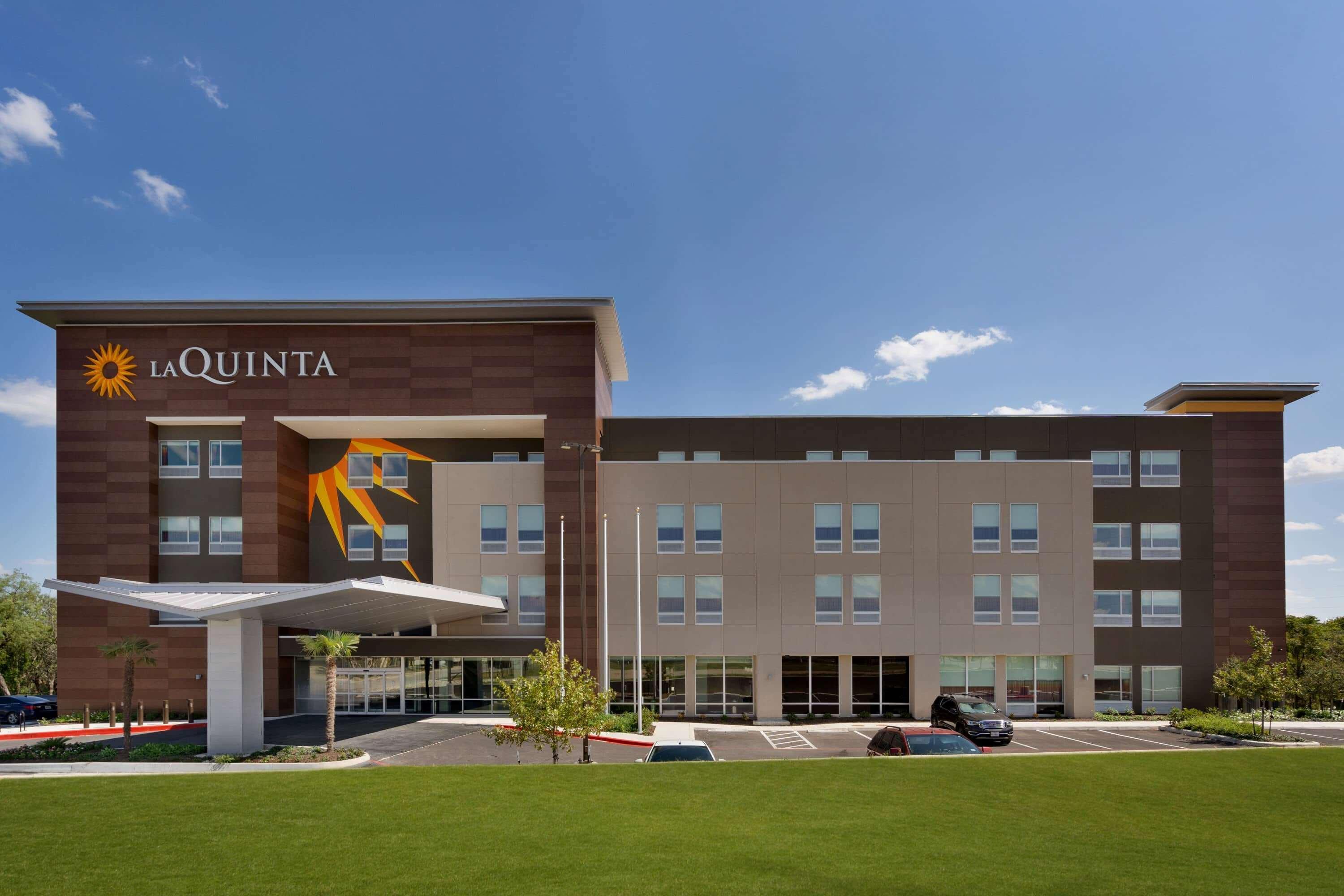 La Quinta Inn & Suites By Wyndham San Antonio Seaworld Lafb מראה חיצוני תמונה
