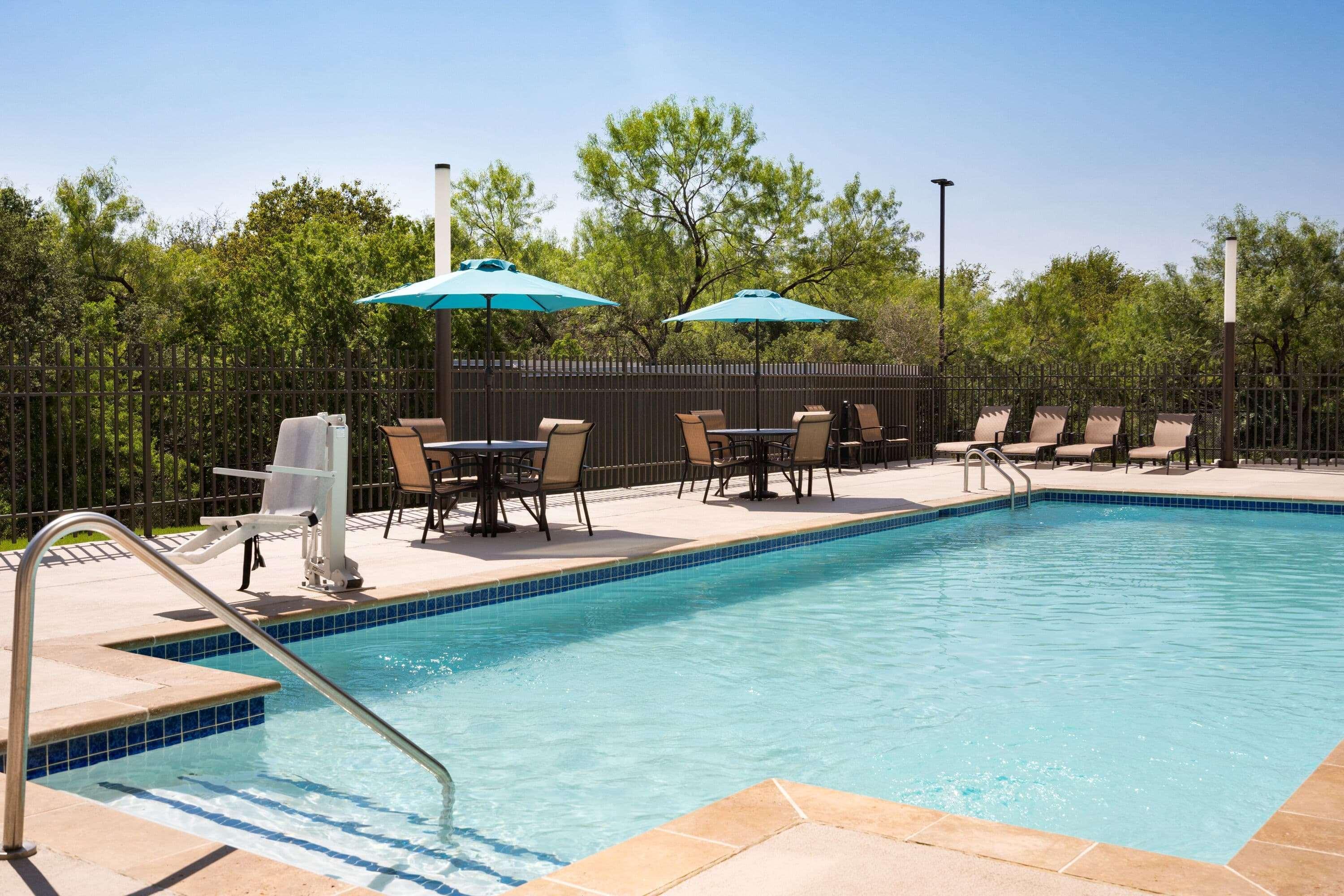 La Quinta Inn & Suites By Wyndham San Antonio Seaworld Lafb מראה חיצוני תמונה