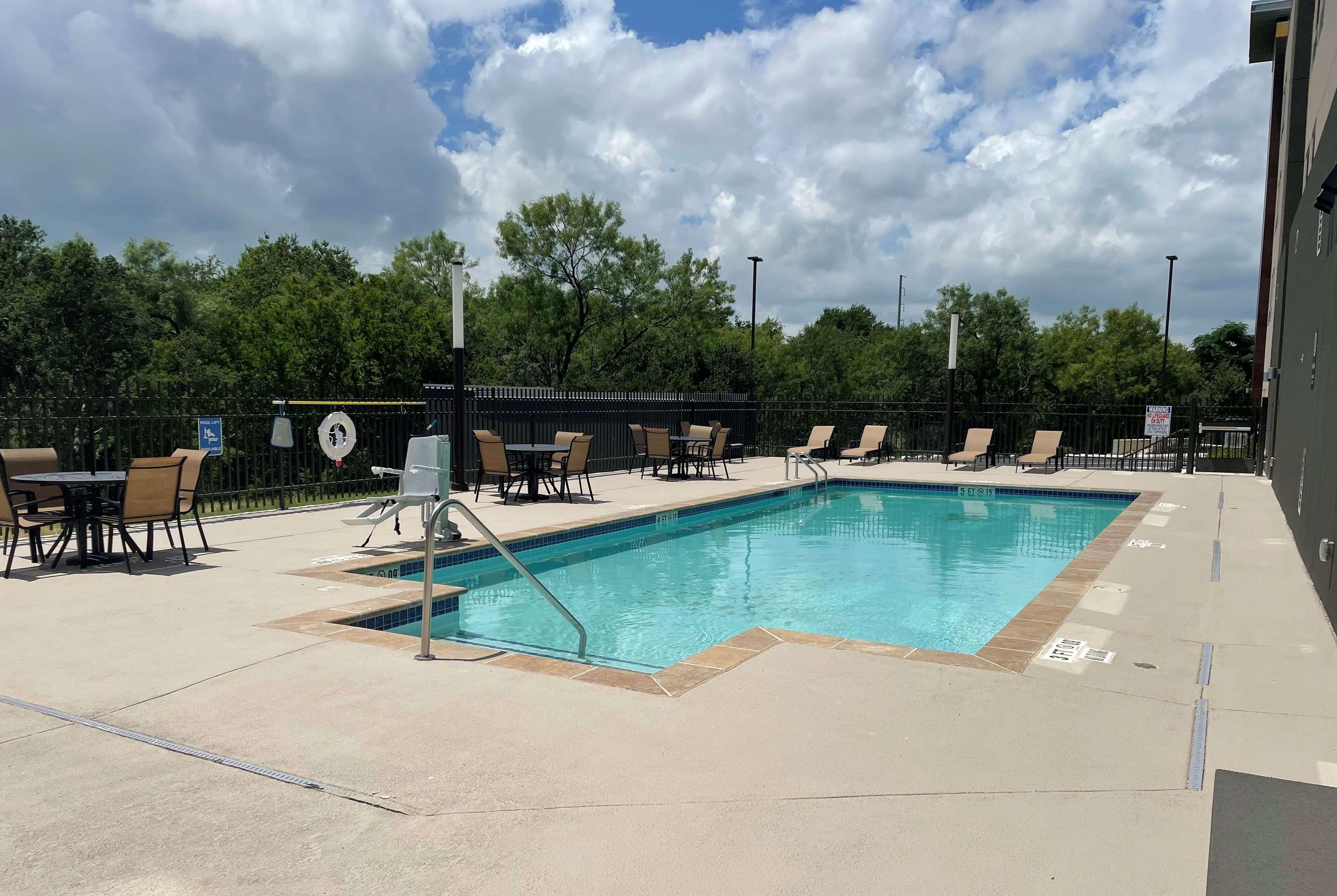 La Quinta Inn & Suites By Wyndham San Antonio Seaworld Lafb מראה חיצוני תמונה